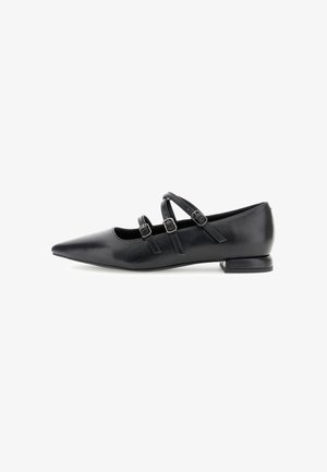 Scarpa nera con punta piatta realizzata in pelle liscia. Caratterizzata da tre fibbie decorative quadrate. Tacco basso e design minimalista.
