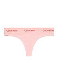String Calvin Klein rose clair avec une ceinture rose ornée de logos rouges Calvin Klein répétés autour.