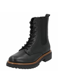 Botines de cuero negro con acabado texturizado, diseño de cordones, paneles laterales elásticos y suela robusta con patrón. Costuras en contraste visibles.