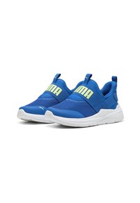 Blå sportssko med en strikket meshoverdel, elastisk rem med "PUMA"-logo og hvid gummisål. Har hæl- og tungerems til nem påtagning.