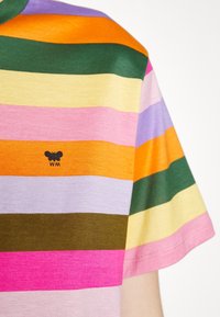 Gestreept T-shirt met korte mouwen in levendige kleuren: roze, groen, lila, oranje en geel. Zwart bijlogo met "WM" op de borst.