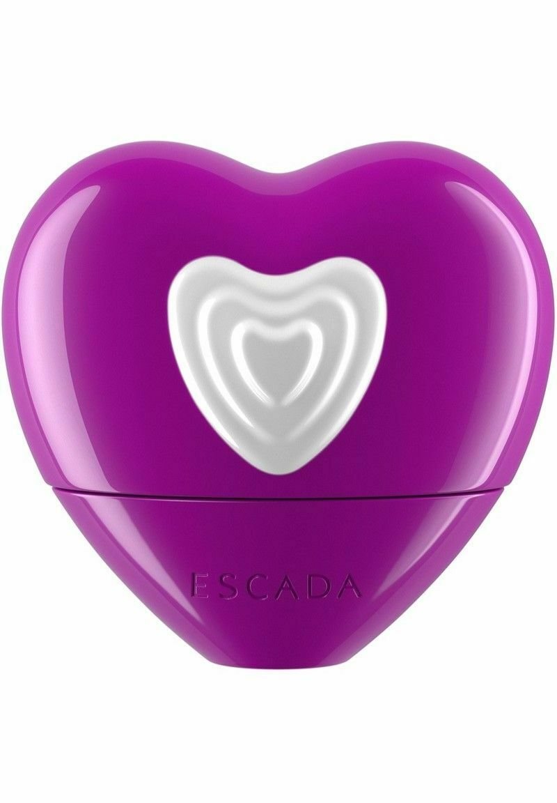 Violetti sydämenmuotoinen parfyymipullo, jossa on valkoinen sisäsyli, kiiltävä pinta ja kohokuvioitu "ESCADA" pohjassa.
