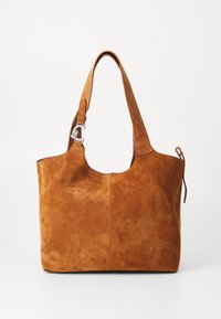 Braune Wildleder-Tasche mit weiter Öffnung, einem einzelnen Schulterriemen, einem silbernen Hardware-Detail und einem seitlichen Reißverschluss zur Schließung.