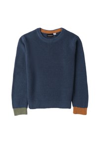 Suéter de punto azul con cuello redondo, que presenta puños acanalados en verde y naranja contrastantes. Tejido texturizado y un diseño de color sólido.