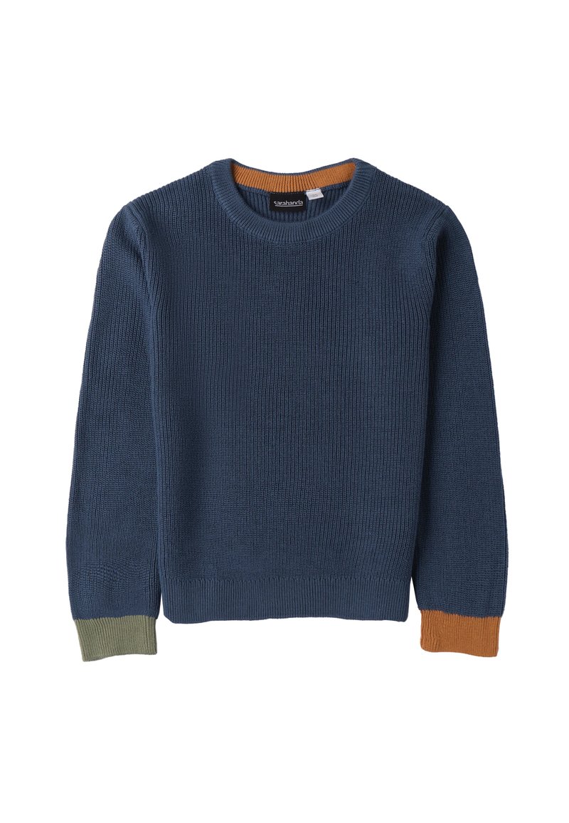 Suéter de punto azul con cuello redondo, que presenta puños acanalados en verde y naranja contrastantes. Tejido texturizado y un diseño de color sólido.