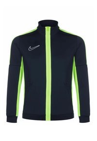 Chaqueta azul marino con paneles laterales de color verde brillante y cremallera. Cuenta con un cuello alto, mangas largas y un logo de Nike blanco en el pecho.