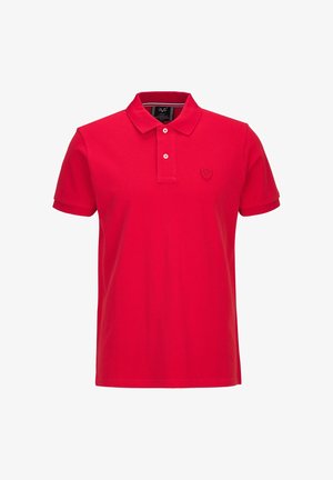 Rode polo met korte mouwen, voorzien van twee witte knopen en een klein geborduurd schildlogo op de linkerborst.