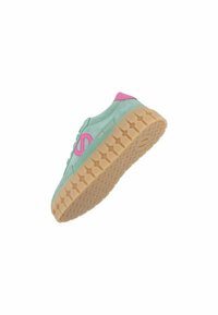 Sneaker in suede verde con accenti rosa, suola platform testurizzata e dettaglio del logo. Lacci piatti e tallone imbottito per comfort e stabilità.