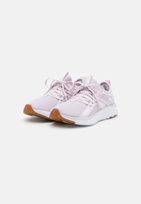 Scarpe da ginnastica viola chiaro con tomaia in rete, design con lacci, collo imbottito e una suola intermedia bianca con suola in gomma naturale.