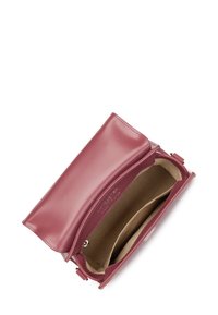 Sacca rettangolare in pelle rosa con una superficie liscia, chiusura magnetica e interno beige. Fodera con cuciture decorative.