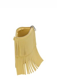 Gul frynsed clutch lavet af blødt materiale, der har en lynlåslukning, med flere strimler af materiale, der skaber et tekstureret design.