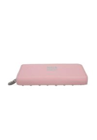 Portafoglio in pelle rosa con una texture liscia, chiusura con zip e accessori in argento, caratterizzato da un logo impresso sul davanti.