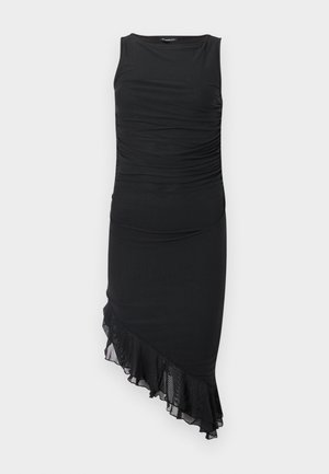 Μαύρο φόρεμα χωρίς μανίκια με ραβδώσεις στα πλάγια και ασύμμετρο τελείωμα με διαφανές βολάν.