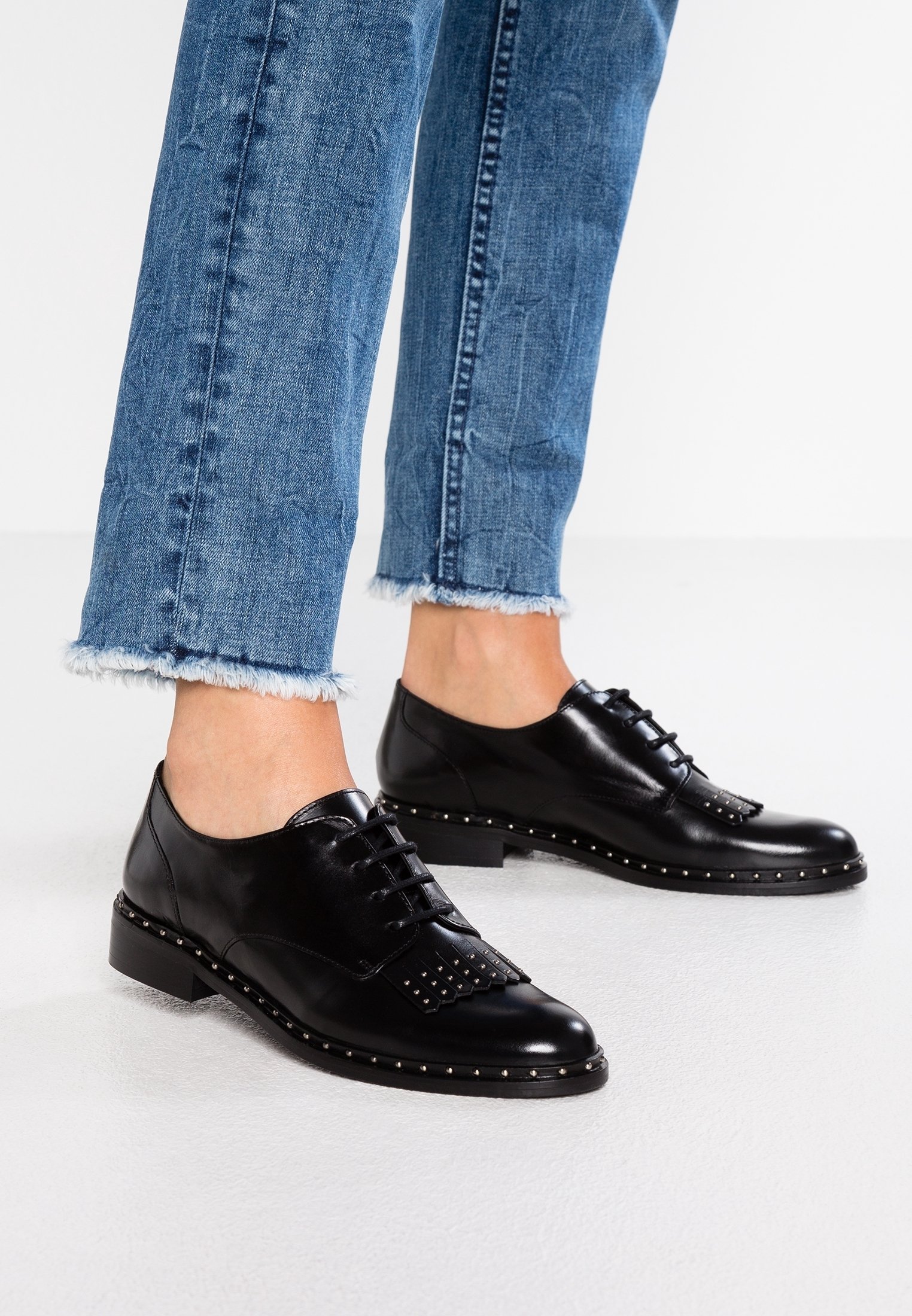 Derbies Minelli En Cuir Noir Cloutés Doré - Taille 37 - Pour Femme - Occasion En Bon État