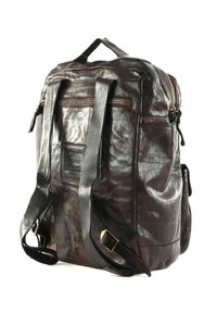 Zaino in pelle marrone con una finitura testurizzata, dotato di due spallacci regolabili, una maniglia superiore e diverse tasche con zip.