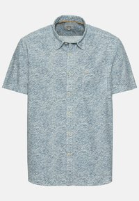Camisa de botones de manga corta en azul claro con un patrón de olas blancas, que cuenta con un pequeño bolsillo en el pecho y un cuello abotonado.