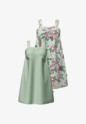 Dos camisones sin mangas: uno verde claro liso, el otro verde claro con un estampado floral en rosa y púrpura. Ambos tienen tirantes anchos.