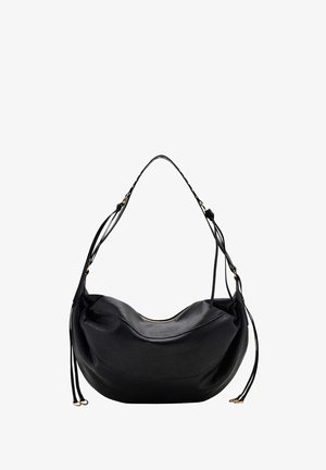 Sac à bandoulière en cuir noir avec une sangle unique et des détails de fermeture éclair et de quincaillerie dorés sur fond blanc.