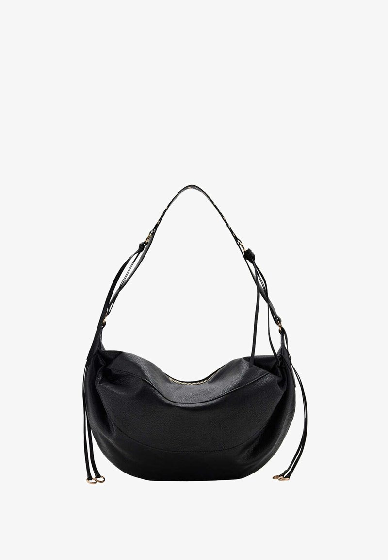 Sac à bandoulière en cuir noir avec une sangle unique et des détails de fermeture éclair et de quincaillerie dorés sur fond blanc.