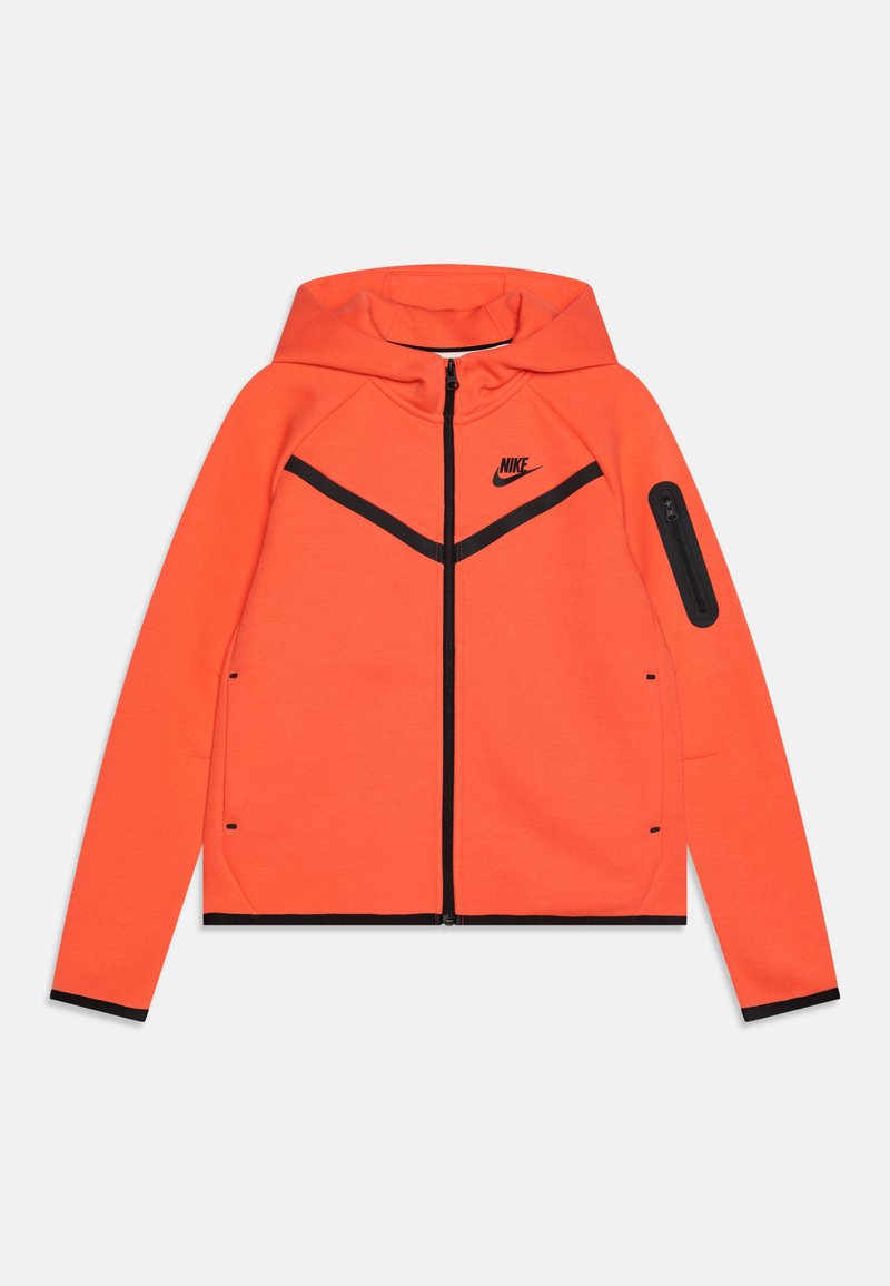 Žiarivo oranžová Nike mikina na zips s čiernymi akcentmi, kapucňou a zipsovou kapsou na ľavom rukáve, položená na bielom pozadí.