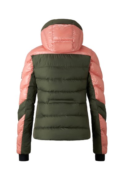 Leichte Pufferjacke mit einem olivgrünen Körper und rosa Akzenten, mit horizontal gesteppten Bereichen und einer Kapuze.