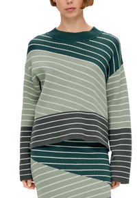 Gestreepte trui in tinten groen en grijs, met een ronde halslijn en een textuur van gebreid patroon. Bevat horizontale en diagonale strepen.