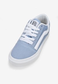 Helleblaue Sneaker aus einem strukturierten Material, mit weißen Akzenten und Schnürsenkeln, einem runden Zehenbereich und einer dicken weißen Gummisohle.