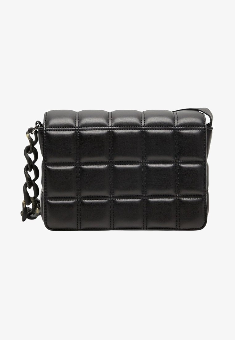 Sort rektangulær quiltet læder crossbody-taske med gitterstingmønster og kraftig kæderem på hvid baggrund.