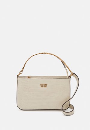 Bolso color crema con textura de cocodrilo, correa de cadena dorada, cierre de cremallera y logo metálico. Presenta una forma rectangular estructurada.