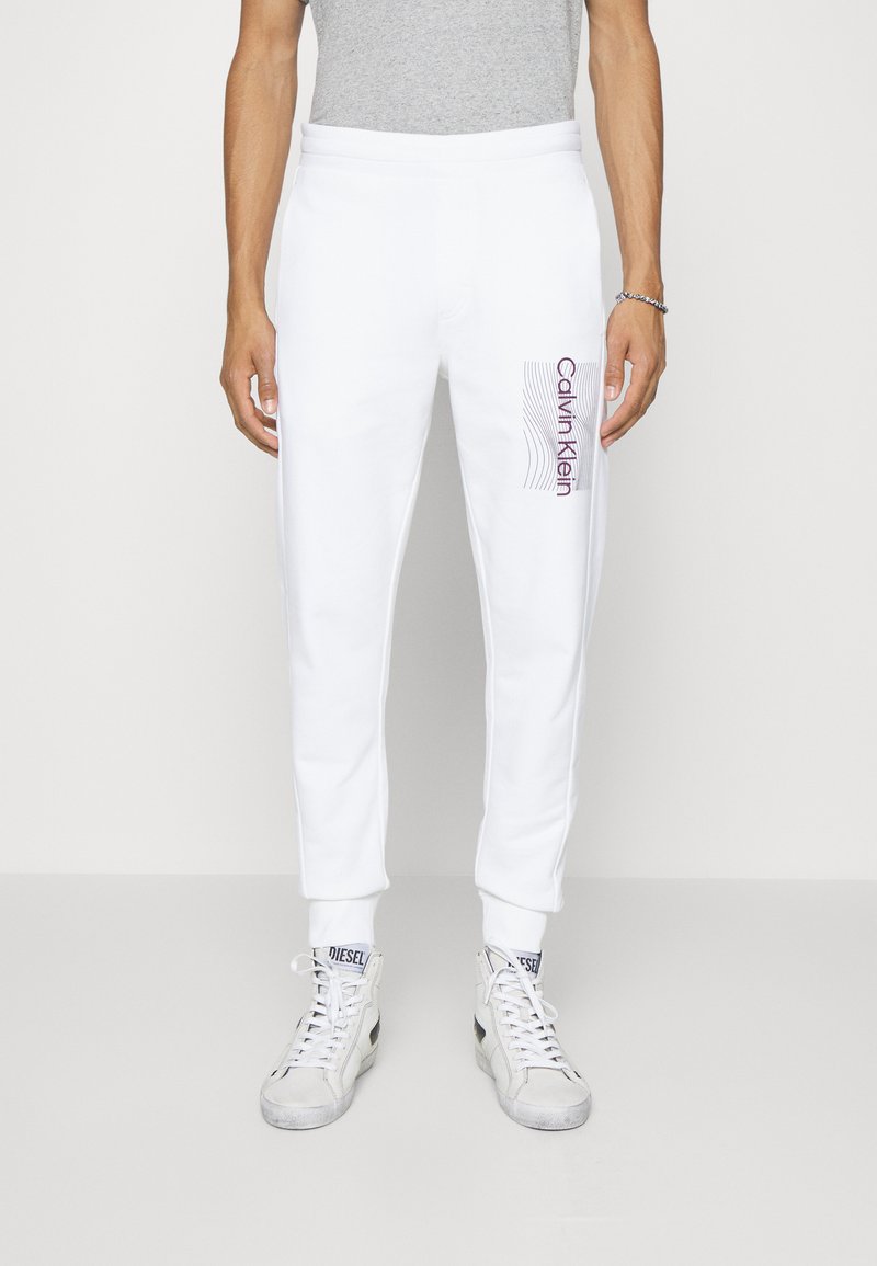 Calvin Klein - WAVE LINES PANTS - Teplákové kalhoty - bright white, Zvětšit