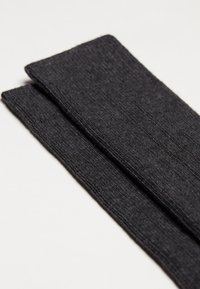 Sort strikket stofsjal med en glat tekstur og subtil glans, med lige kanter og et minimalistisk design.