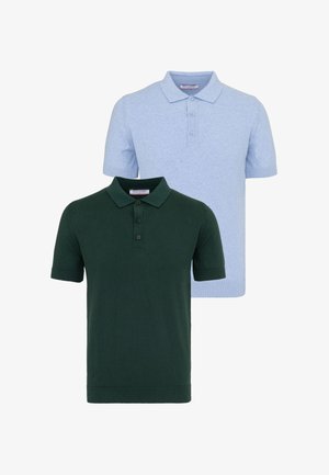 Twee polo's met korte mouwen, één lichtblauw en één donkergroen, elk met een drieknops sluiting en kraag.