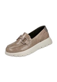 Mocasines tacón en color topo con suela blanca gruesa y detalle decorativo de hebilla en la parte superior, presentando un parche oscuro en el talón.