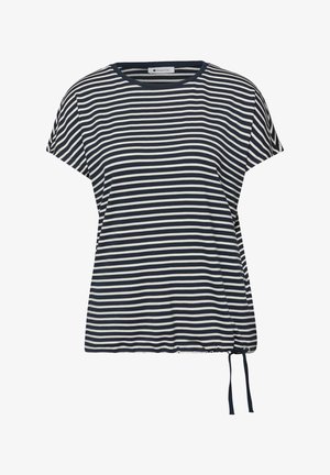 Marineblå og hvid kortærmet top med vandrette striber, rund halsudskæring og justerbar snøre i kanten på højre side.