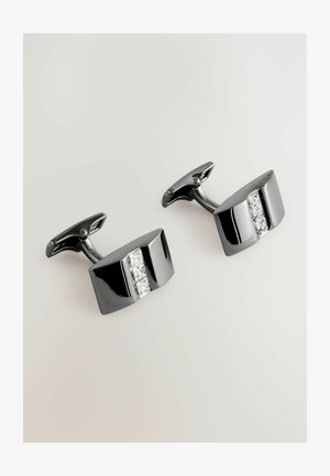 Fekete fém pezsgők, fényes felülettel, mindkét darabban egy vízszintes sor három átlátszó drágakővel, téglalap alakú kivitel.