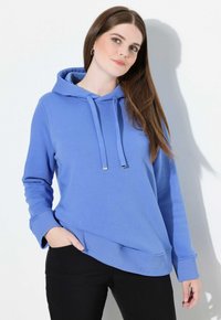 Sudadera con capucha azul hecha de tela suave, con un ajuste relajado, puños acanalados y un bolsillo tipo canguro. Detalles en cordón tono plata.