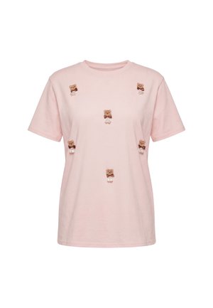 Jasnoróżowy T-shirt z krótkim rękawem z sześcioma małymi naszywkami misiów, z których każdy trzyma biały przedmiot, równomiernie rozmieszczone z przodu.
