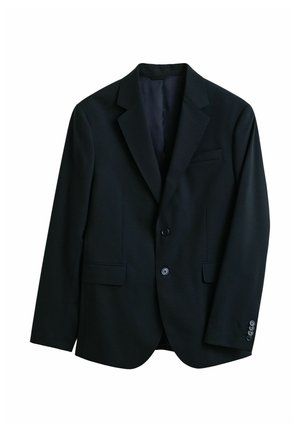 Blazer nero da uomo monopetto con rever a lancia, due bottoni, tasche con patta e polsini con quattro bottoni, mostrato su sfondo bianco.