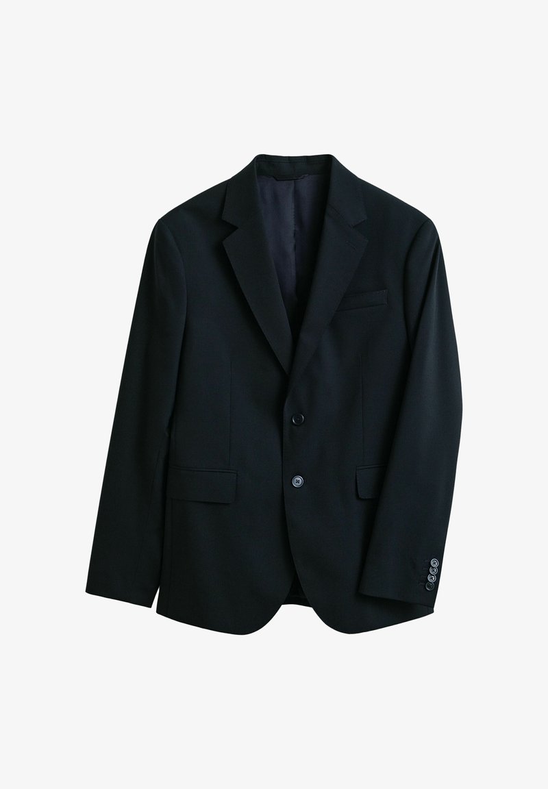 Schwarzer, einreihiger Herrenblazer mit Kerbkragen, zwei Knöpfen, Pattentaschen und vier Knöpfen an den Ärmeln, vor weißem Hintergrund dargestellt.