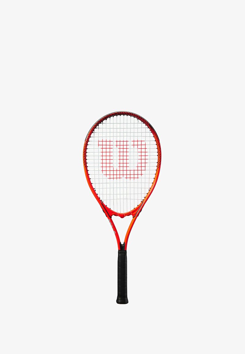Tennisracket met een rood en zwart frame, met een roosterpatroon van snaren. Het 'Wilson' logo is prominent in het rood op de snaren weergegeven.