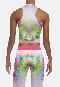 Wielokolorowy zestaw sportowy składający się z biustonosza i legginsów, z wyrazistym abstrakcyjnym wzorem, rozciągliwego materiału, krojem typu racerback oraz różowymi akcentami na pasie.