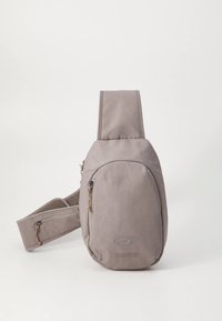 Grijze schoudertas met een gladde materiaal, ritssluiting en verstelbare riem. Subtiel logodetail aan de voorkant. Compact ontwerp.