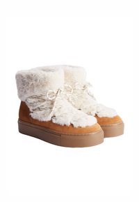 Bottes cheville en daim fauve avec une doublure blanche duveteuse et des lacets. Semelle plate en caoutchouc avec une surface texturée. Accentuées d'un matériau doux ressemblant à de la fourrure.