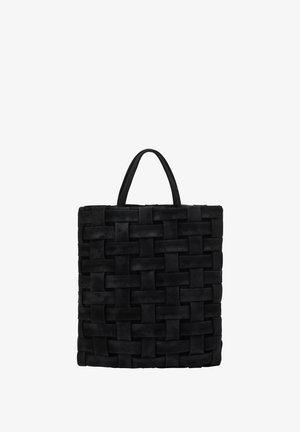 Zwarte gevlochten leren schoudertas in vierkante vorm, met twee korte handvatten en een gestructureerd oppervlak, dat een mandjesweefpatroon toont.