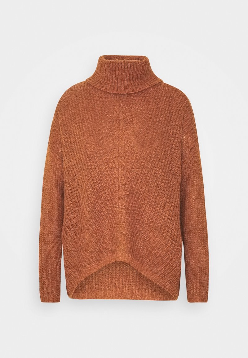 Pull à col roulé en maille de couleur rouille avec manches longues et ourlet légèrement asymétrique sur un fond uni.