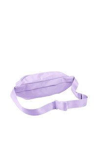 Jasnofioletowa nerka wykonana z gładkiego materiału. Posiada zamek błyskawiczny na górze, regulowany pasek oraz zapięcie na plastikową klamrę. Płaska konstrukcja.