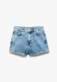 Shorts de mezclilla en un azul claro con una textura estampada y diseño de cinco bolsillos. Presenta un cierre frontal con botón y trabillas para cinturón.