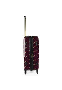 Maleta de viaje de color púrpura oscuro con un acabado brillante, patrón de logo dorado de DKNY, cremallera negra y asa retráctil. Cuatro ruedas para mayor movilidad.