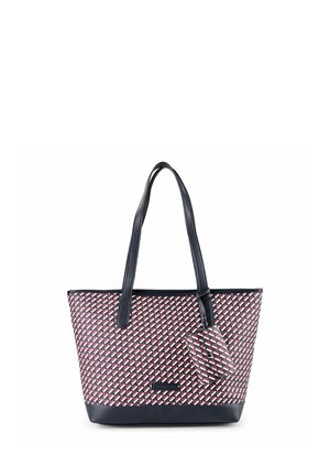 Borsa a tracolla con manici blu navy, base e motivo geometrico rosso, bianco e blu navy, con una piccola pochette coordinata attaccata a un manico.