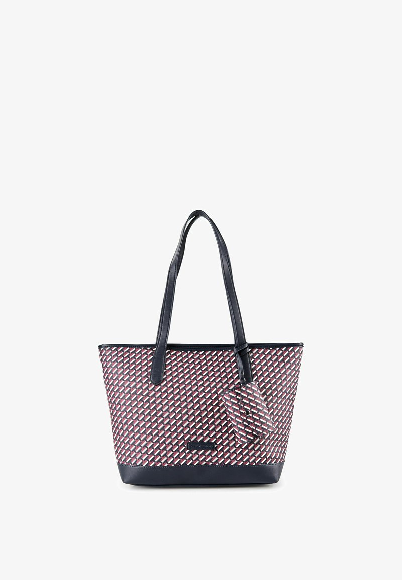 Sac fourre-tout avec des poignées bleu marine, une base et un motif géométrique rouge, blanc et bleu marine, comprenant une petite pochette assortie attachée à une poignée.